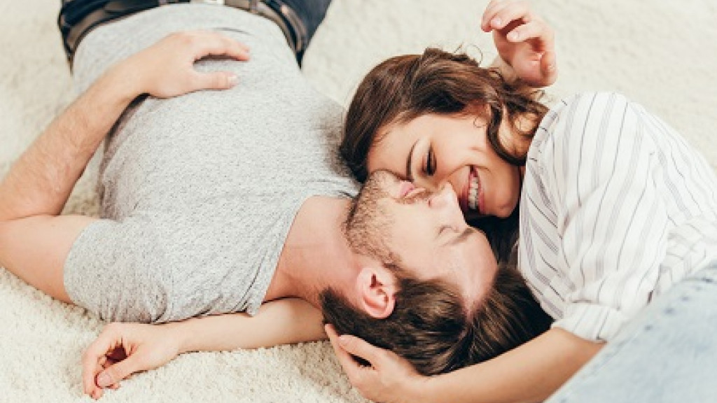 Couple amoureux couché sur le tapis 