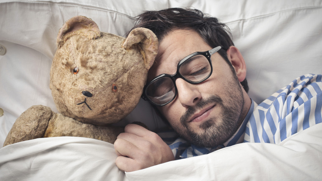 Slapende man met teddybeer banner