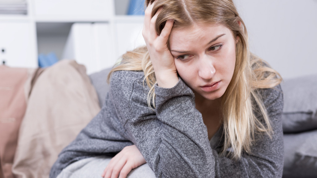 Femme blonde qui n'a pas le moral