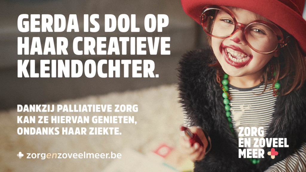 Glimlachend meisje met lippenstift, hoedje en halsketting