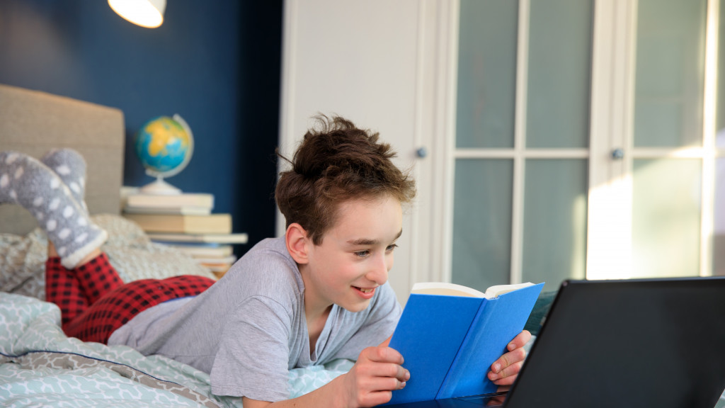 Zieke leerling volgt onderwijs vanuit zijn bed