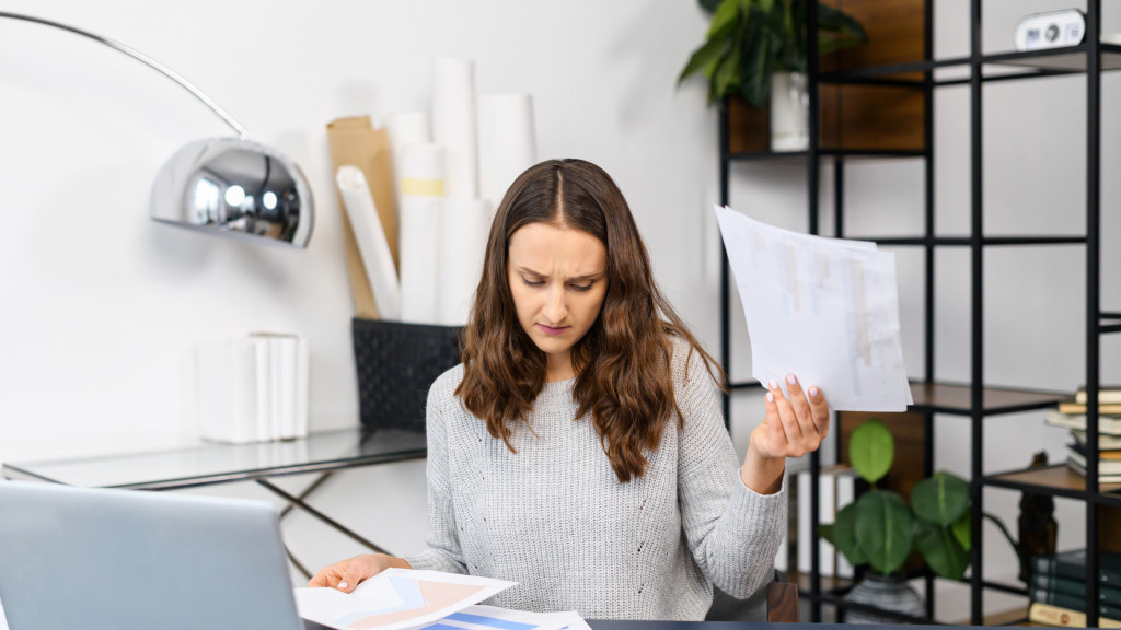 Vrouw neemt dossier door aan haar bureau
