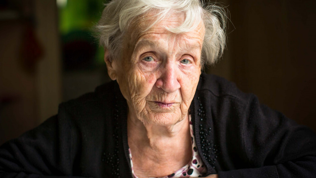 Oude dame kijkt droevig