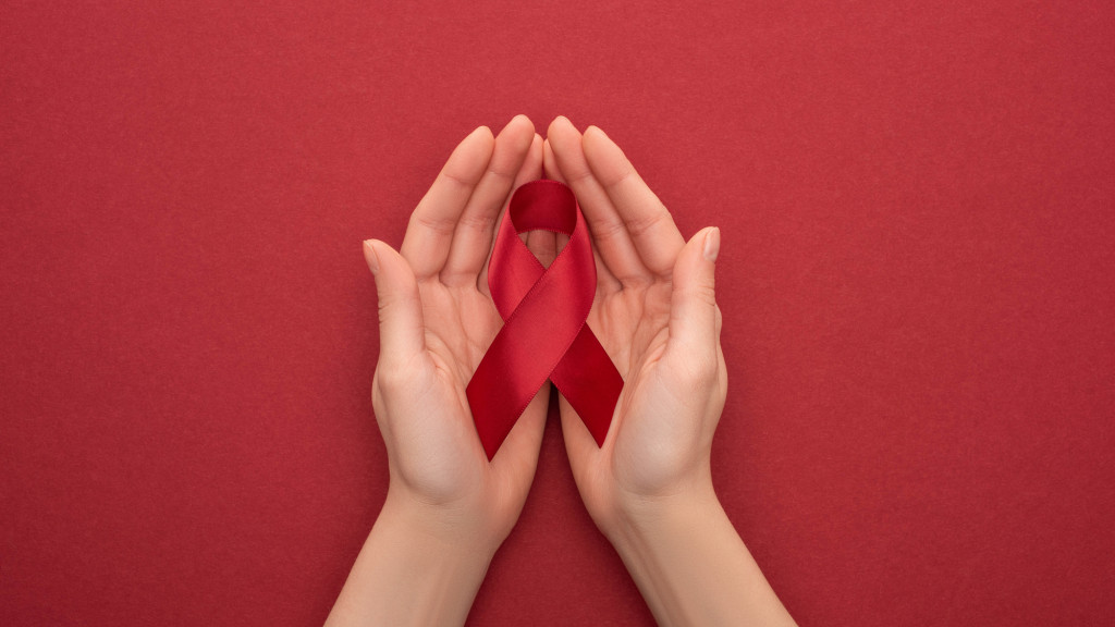 Mains tenant un ruban rouge avec arrière-plan rouge