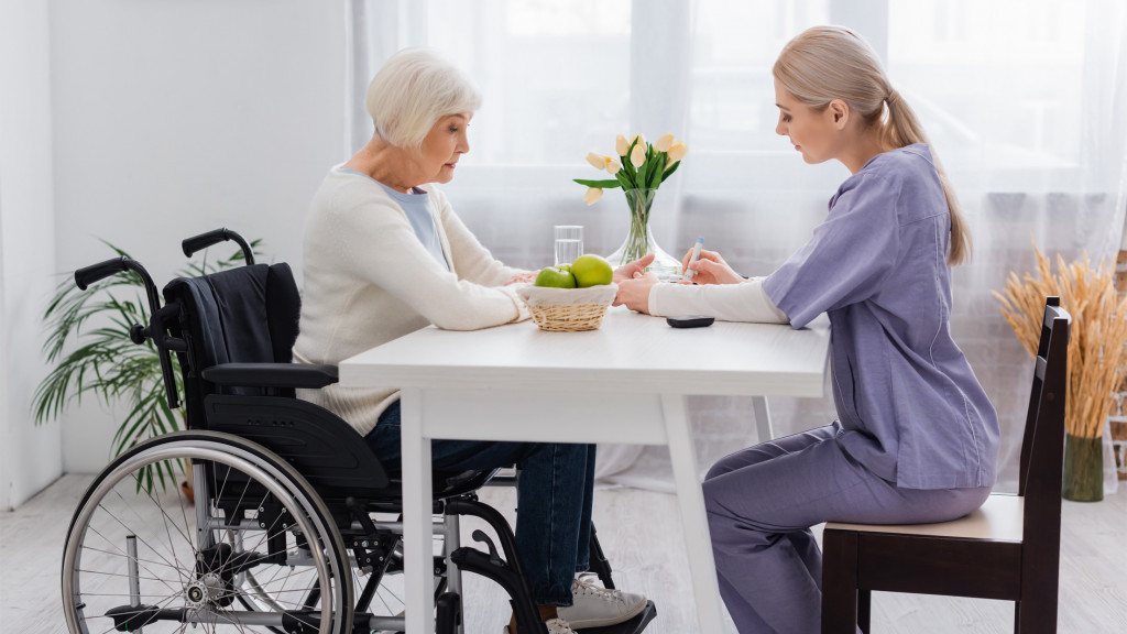 ML Hainaut-Namur - vieille dame dans fauteuil roulant injection Diabete