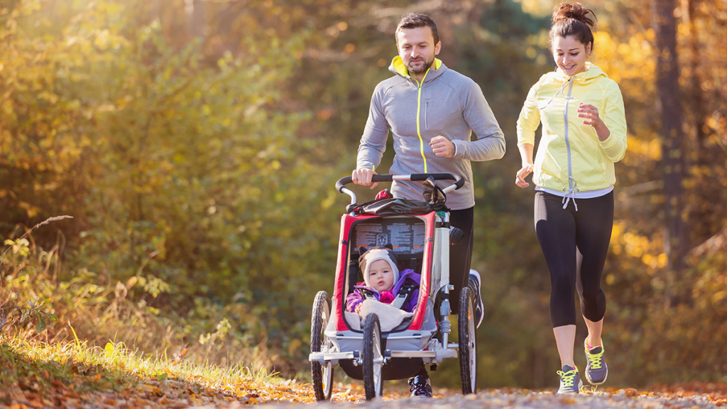 Ouders joggen met kinderwagen