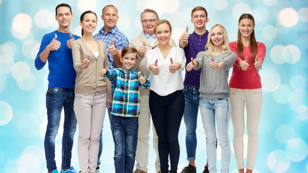 Groep mensen steekt de duimen omhoog