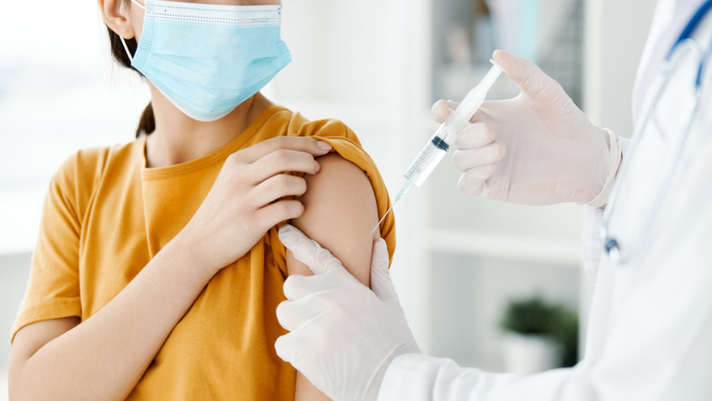 Une jeune femme se fait vacciner