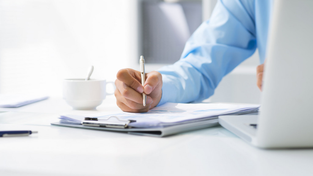 Laptop papieren werken