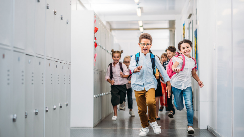 Kinderen lopen in de gang van school