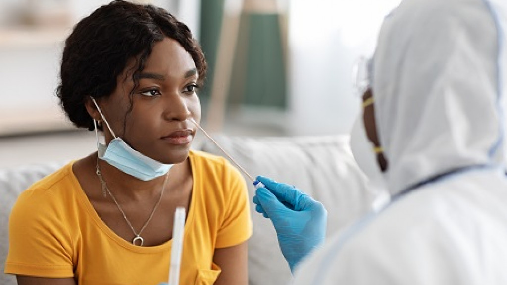 Test PCR chez une jeune femme