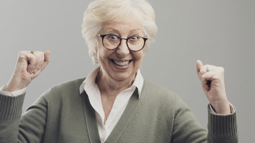 une femme senior est contente de sa victoire