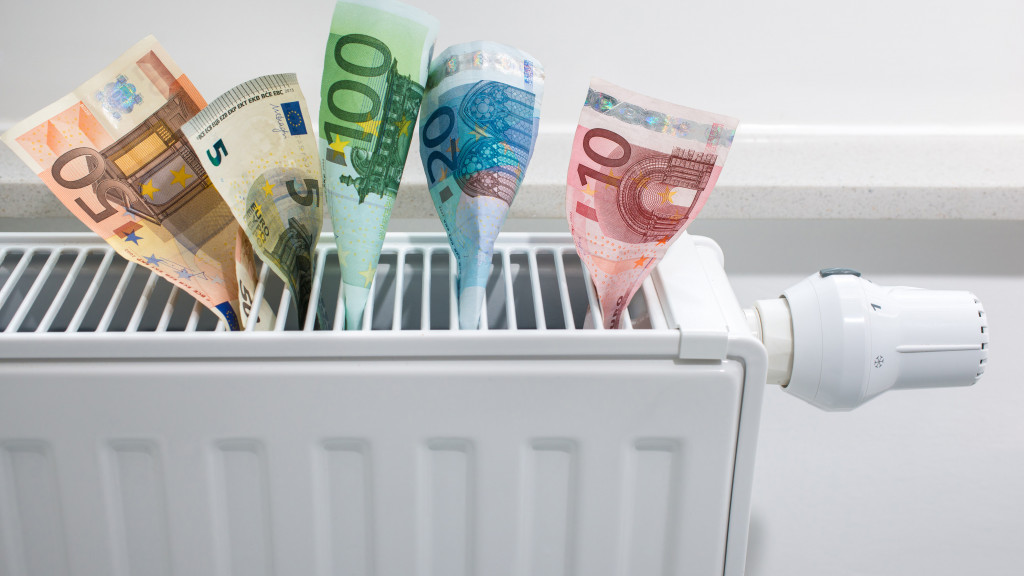 radiateur, vanne et billets de banque