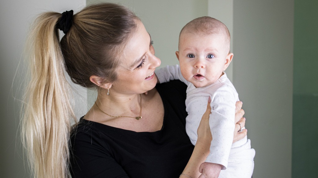 Jonge mama met baby in haar armen