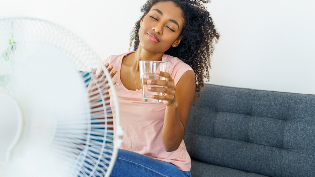 jonge vrouw zit voor ventilator