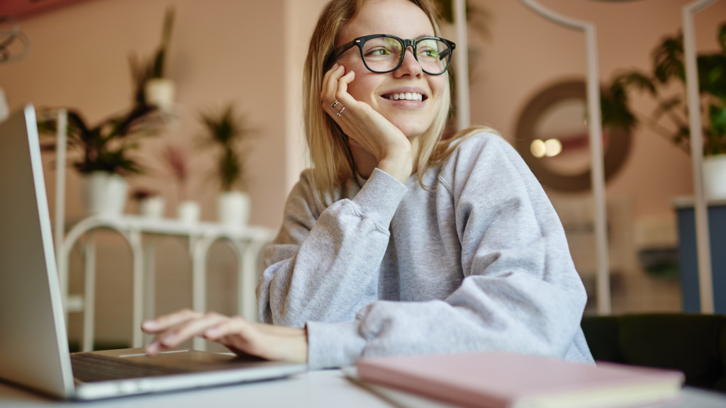 Student studeert aan bureau en lacht Generation LM