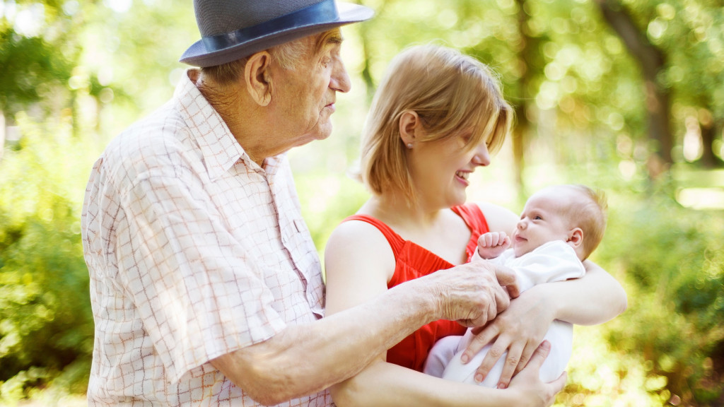 grand-père, petit-enfant et bébé dans le parc
