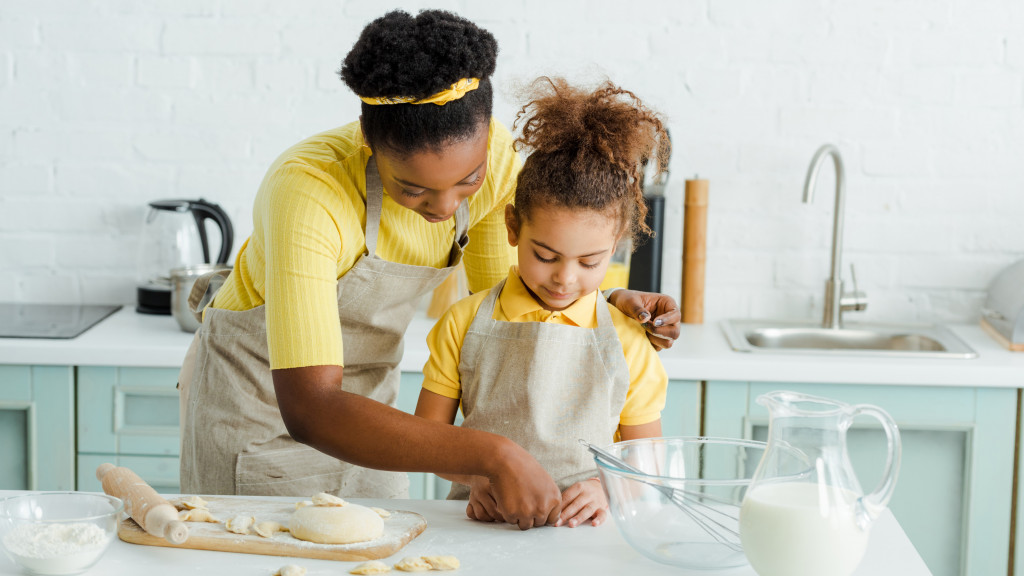 Moeder en dochter die samen koken