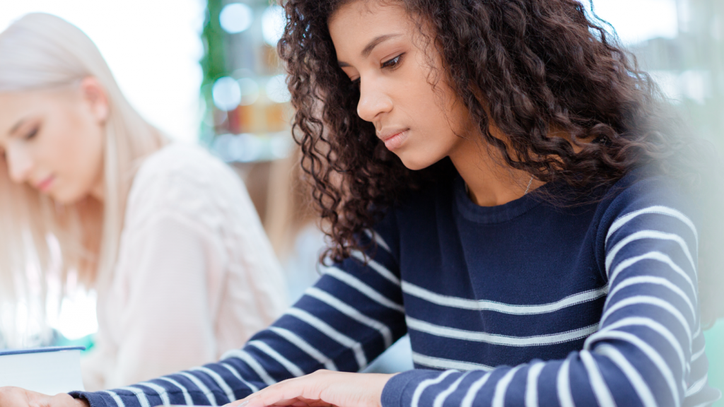 meisje studeert alleen in de bib