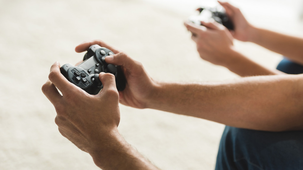 Twee tieners houden gameconsole vast