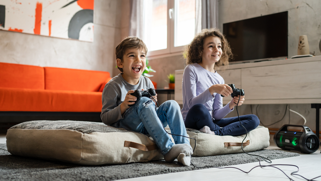 kinderen gamen op playstation lachend