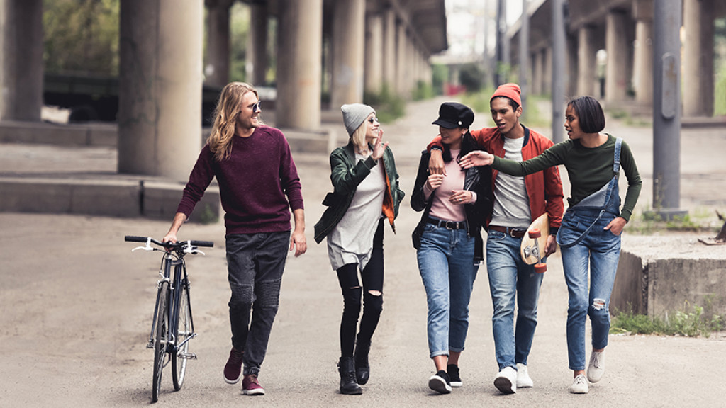 Adolescents en groupe en ville
