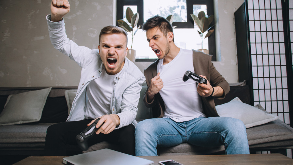 Twee jonge mannen spelen op playstation