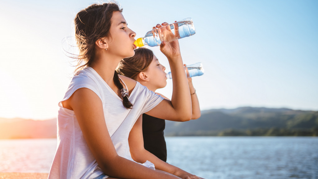 2 meisjes drinken water