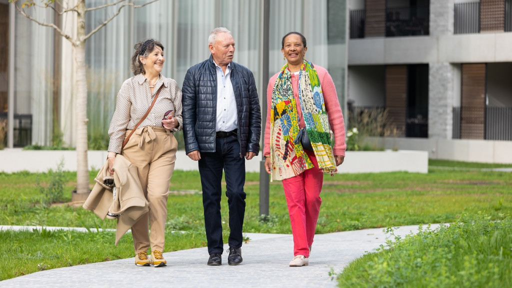 Enkele seniors op wandel met elkaar 
