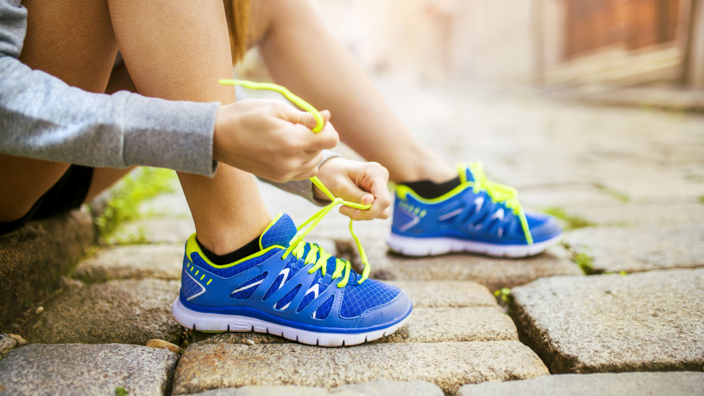 vrouw strikt haar veters