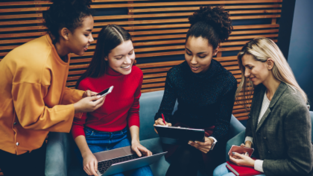 Groupe d'amies qui parlent