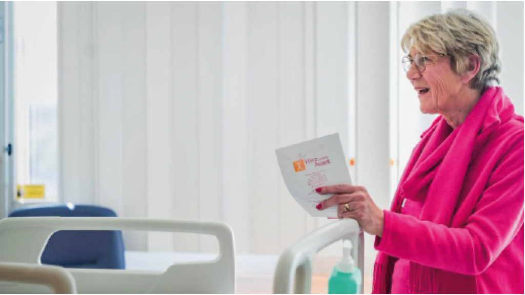 Une dame dans une chambre d'hôpital 