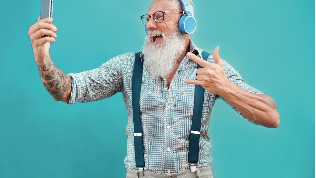 Vief, oudere man met baard en smartphone