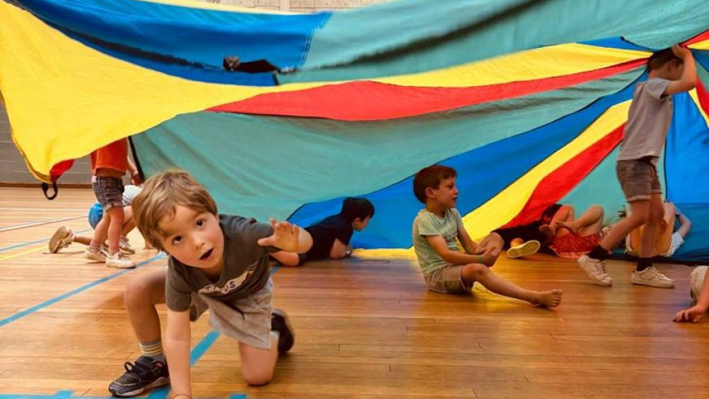 Kinderen spelen onder zeil