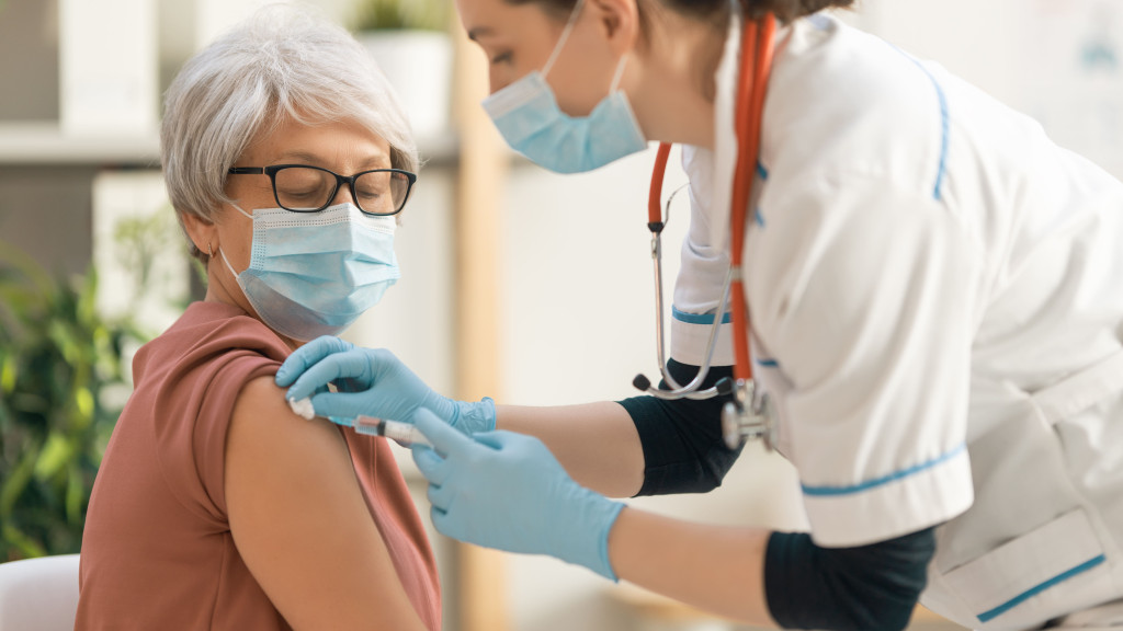 Dame âgée qui se fait vacciner