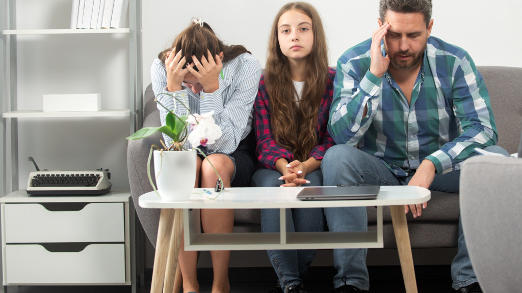 Jonge mantelzorger zit tussen vader en moeder