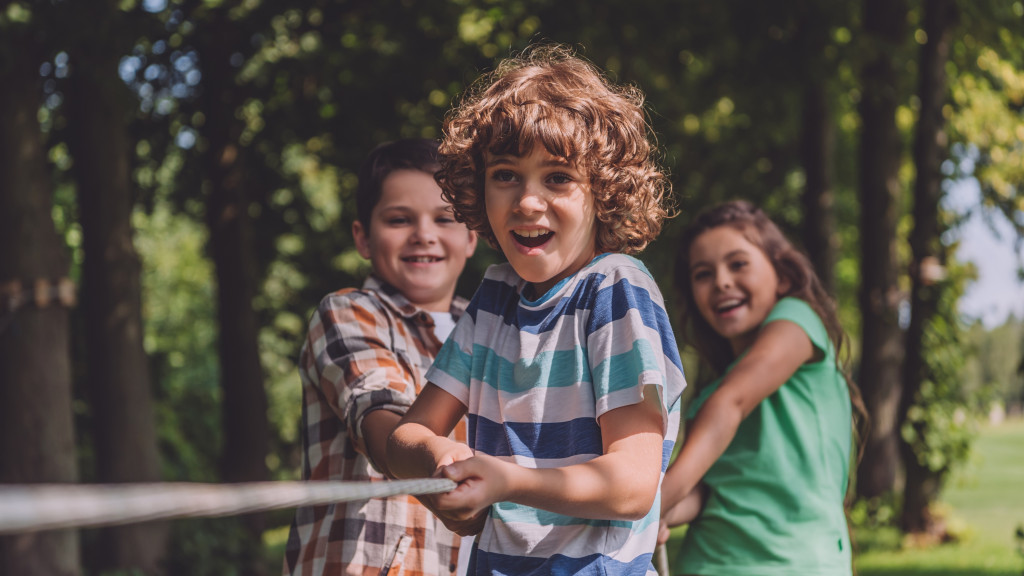 Kinderen spelen buiten touwtrekken