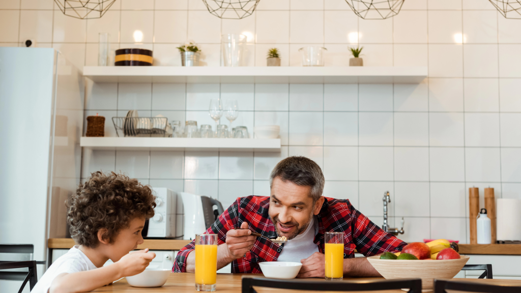 Vader en zoon zitten samen aan ontbijttafel