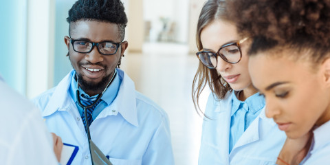 Groep artsen in huisartsenpraktijk