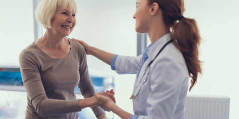 dame âgée chez le docteur