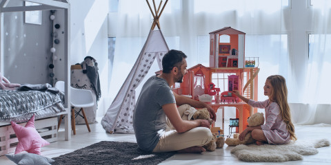 papa joue avec sa fille pendant le congé
