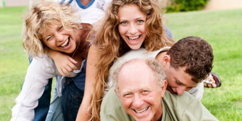 Gezin op elkaar, spelend in het gras