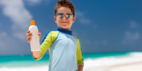 jongen met zonnecrème