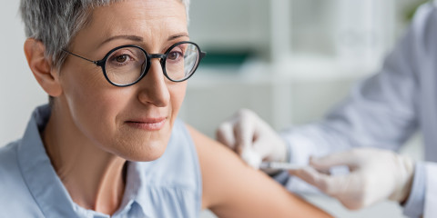 Dame met grijs haar krijgt vaccin