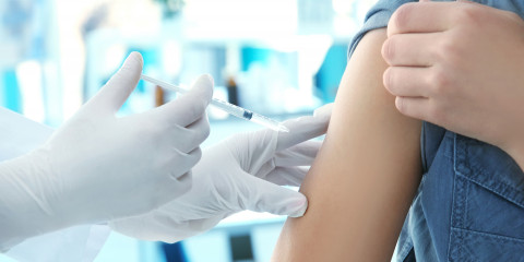 Vaccinatie in arm vrouw