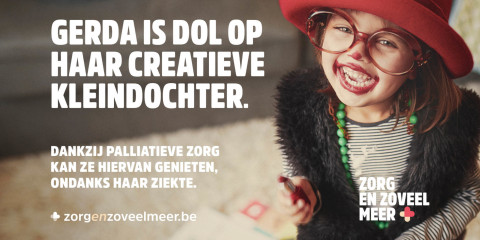 Glimlachend meisje met lippenstift, hoedje en halsketting