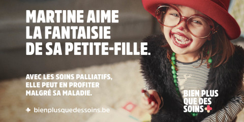 Petite fille souriante avec chapeau rouge, lunettes et rouge à lèvres 