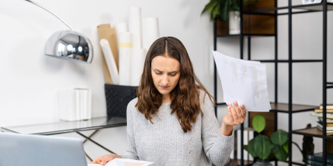Vrouw neemt dossier door aan haar bureau