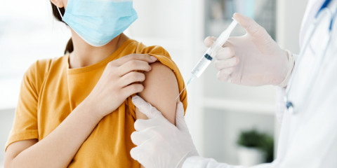 Une jeune femme se fait vacciner