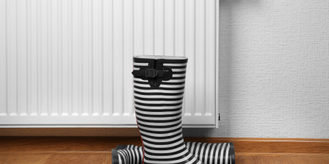 Bottes devant chauffage